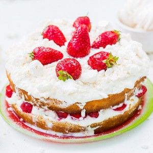 Безглутенова торта с ягоди и целувки